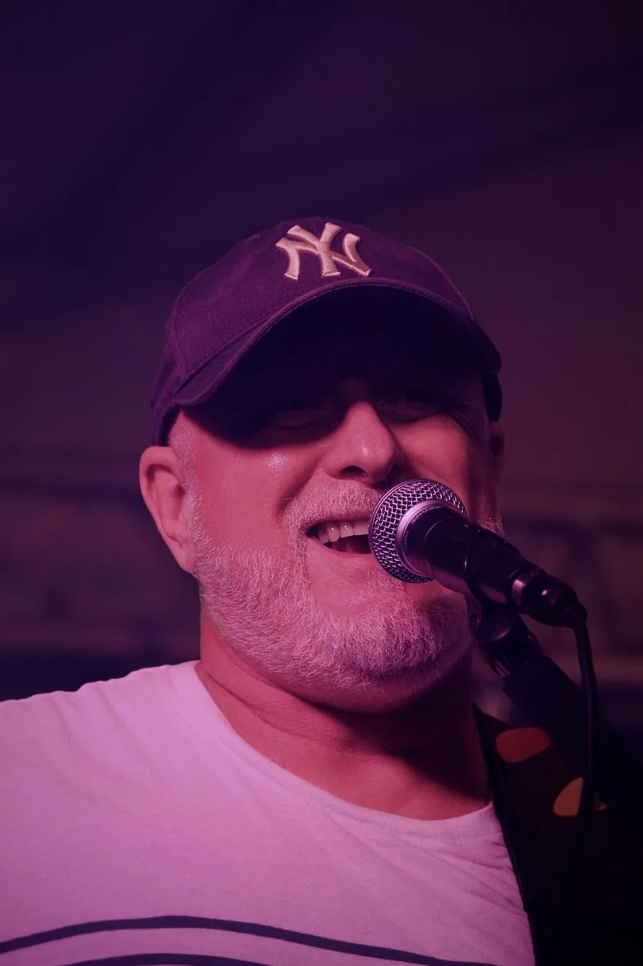 Le bassiste de Watts Up, sourire face au public