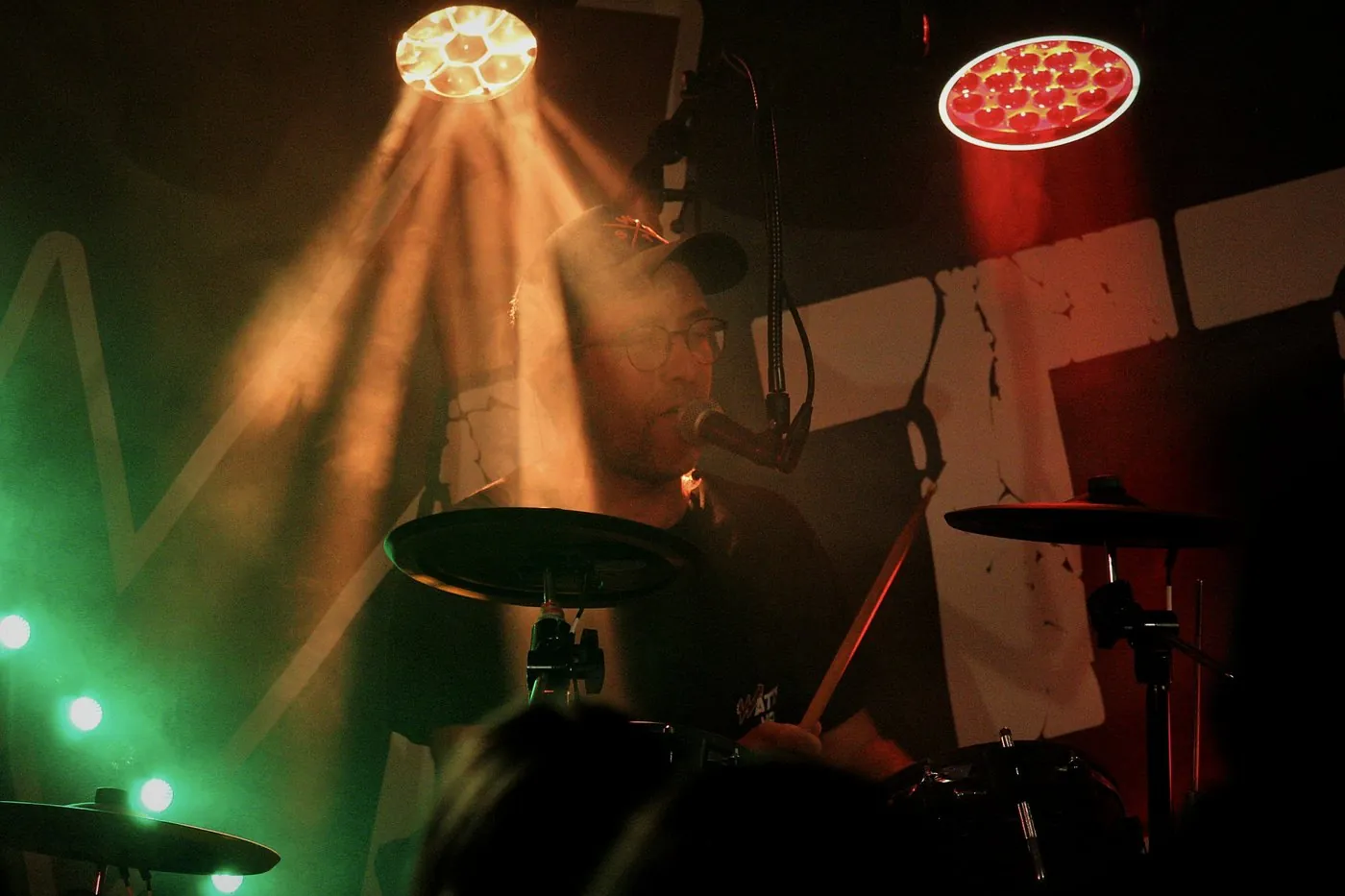 Le batteur de Watts Up sous les faisceaux