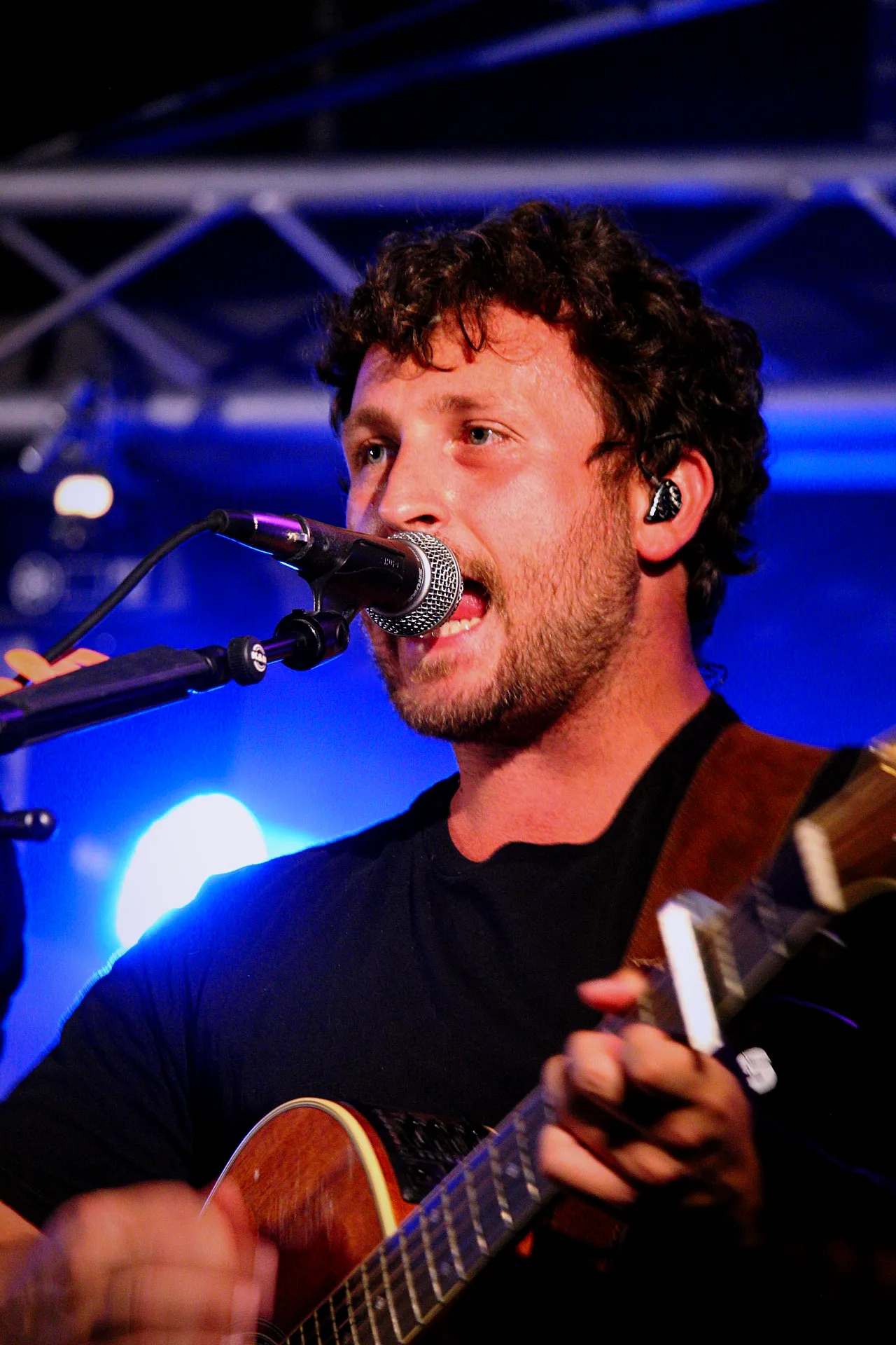 Chanteur et guitariste de Watts Up au micro pendant les 40 ans de Lous Esquiros à Saint-Vincent-de-Tyrosse