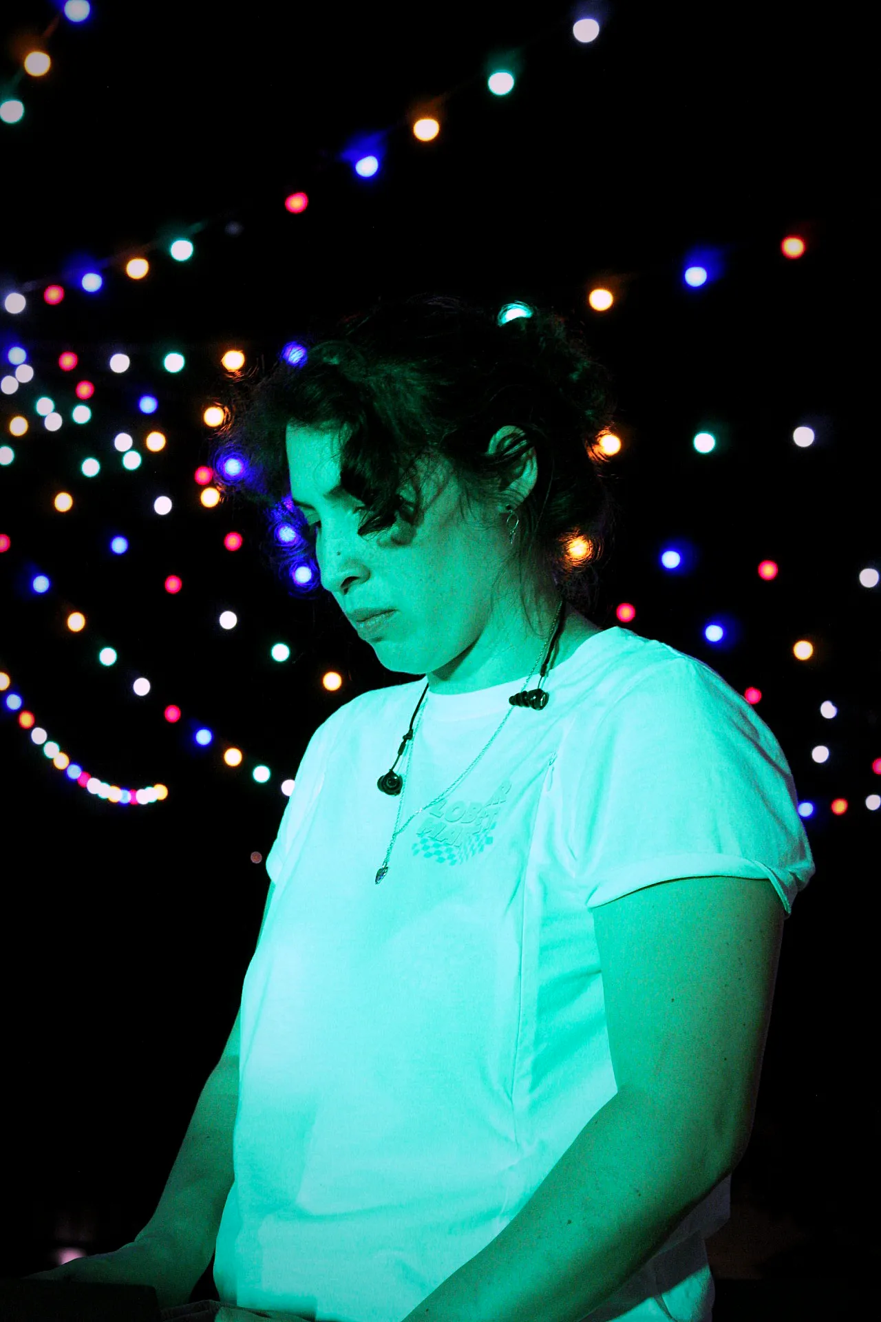 Une musicienne de Watts Up sous les guirlandes lumineuses des 40 ans de Lous Esquiros à Saint-Vincent-de-Tyrosse