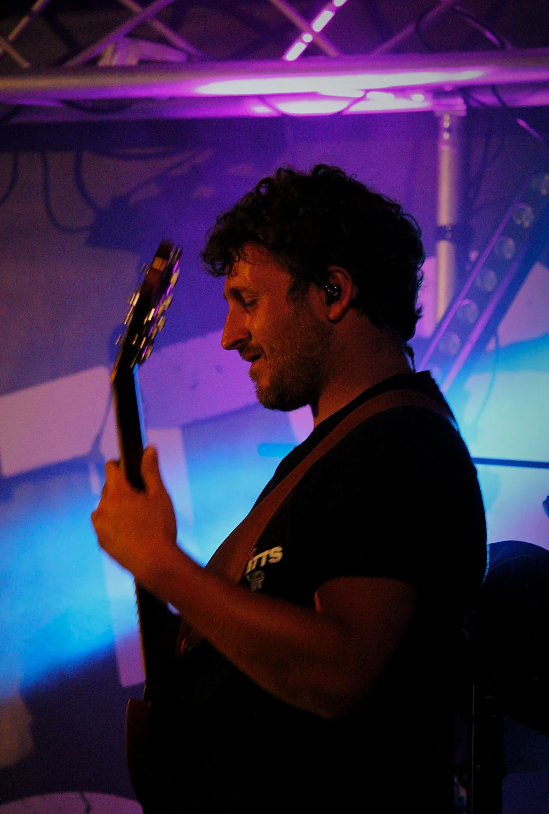 Le bassiste de Watts Up de profil pendant le concert à Saint-Vincent-de-Tyrosse