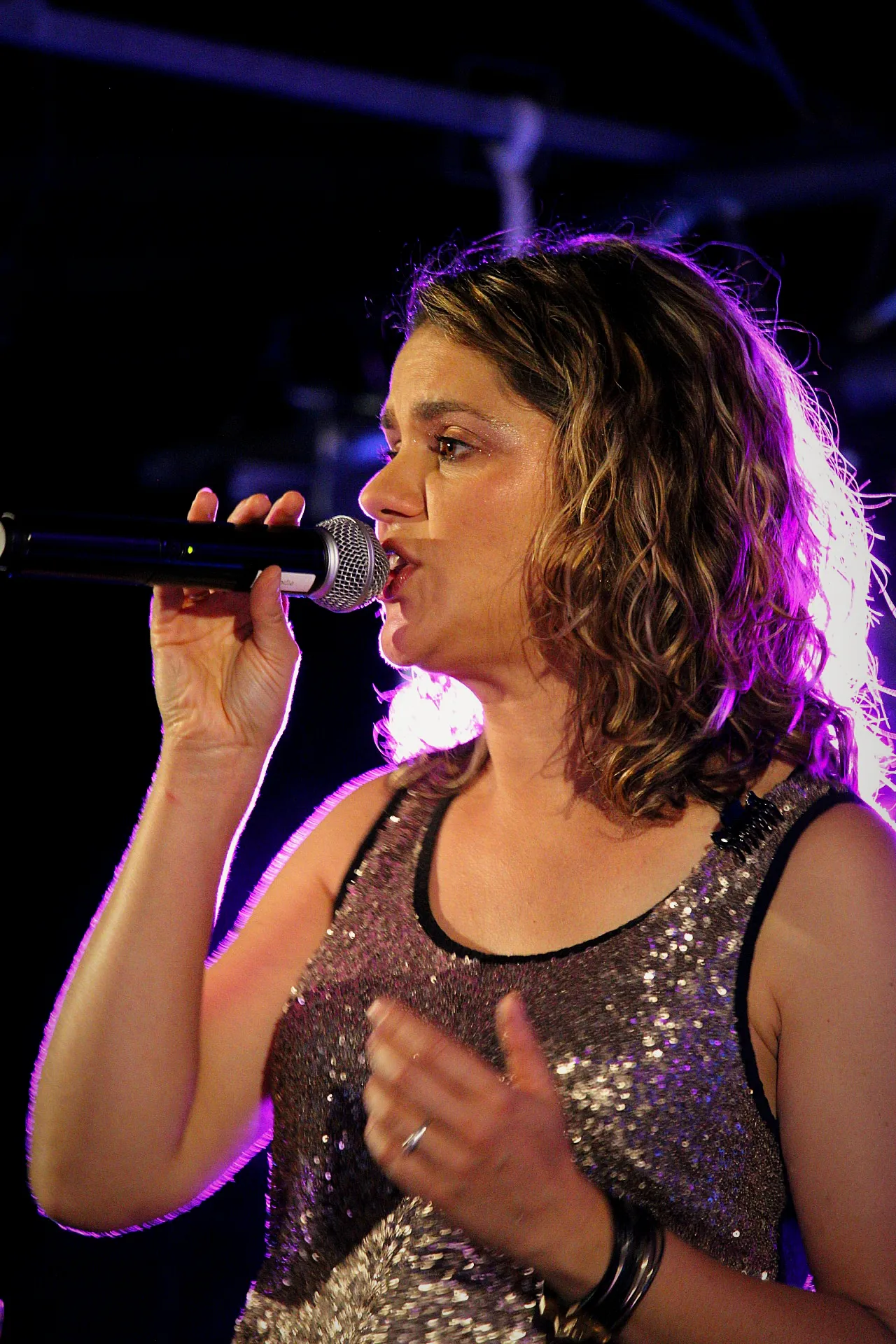 La chanteuse de Watts Up au micro aux 40 ans de Lous Esquiros à Saint-Vincent-de-Tyrosse