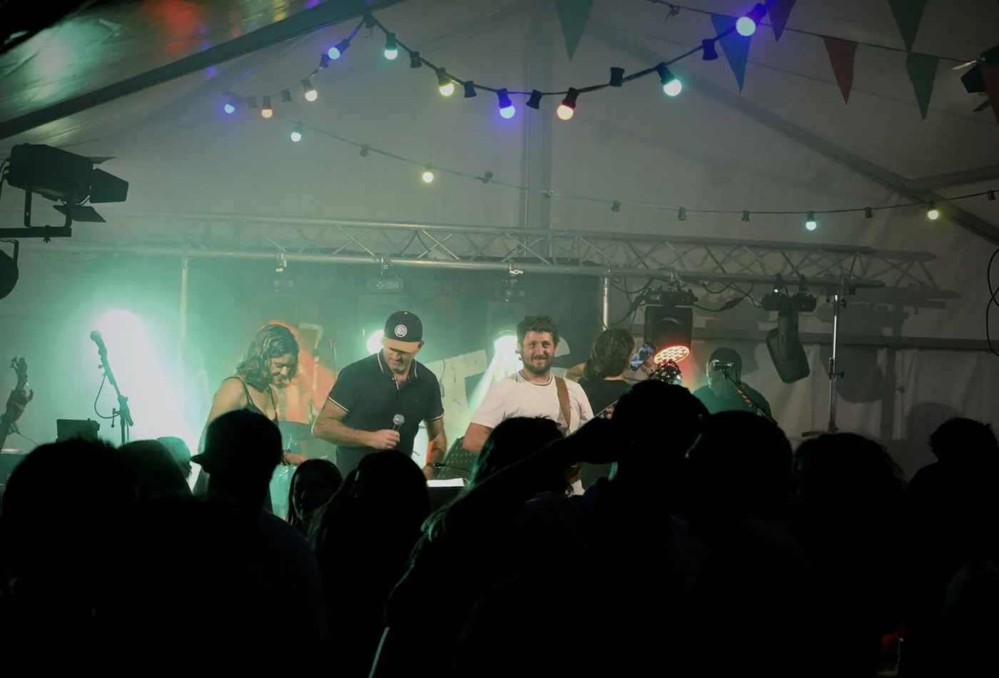 Watts Up et la foule sous le chapiteau