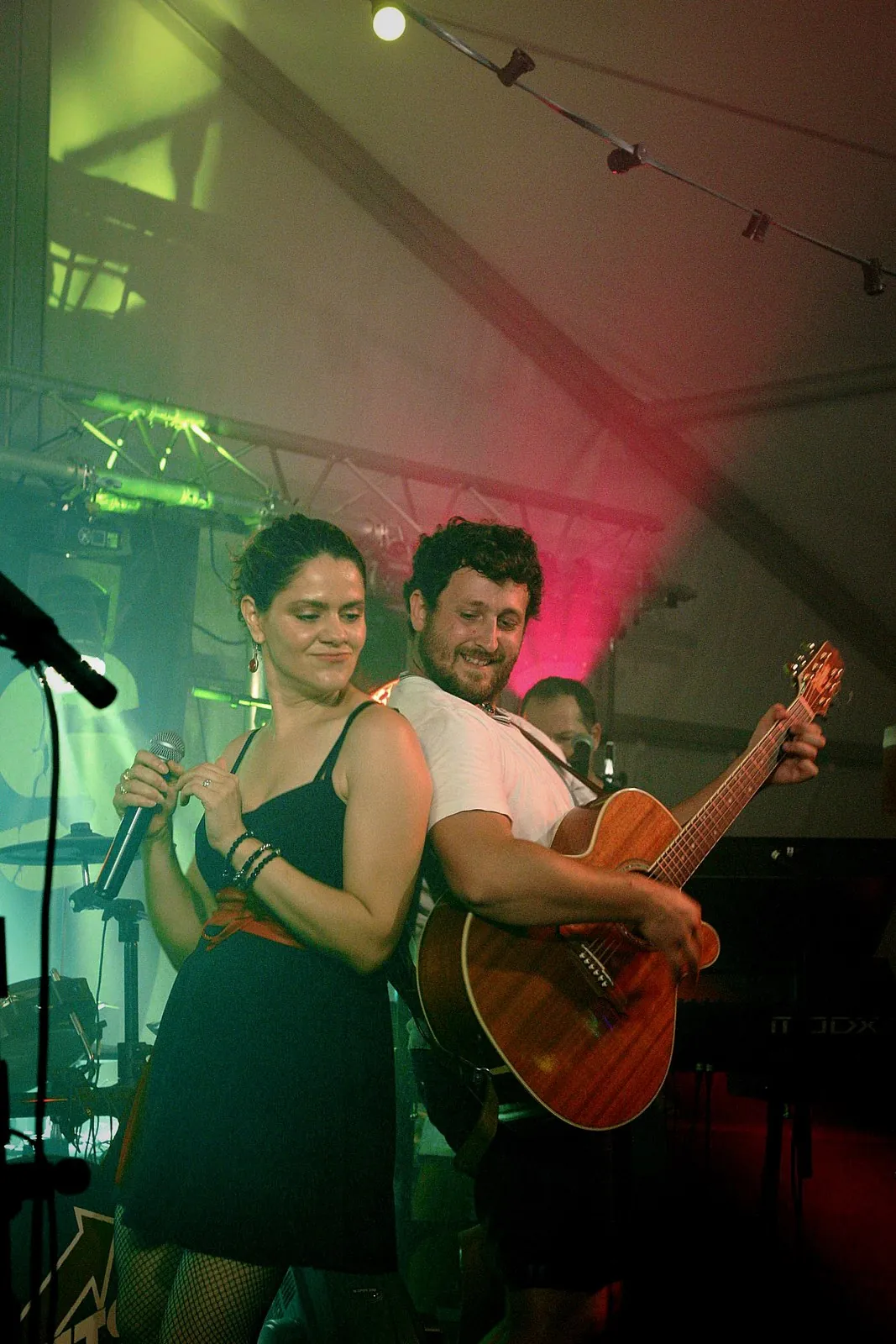 Duo chant et guitare de Watts Up sur scène