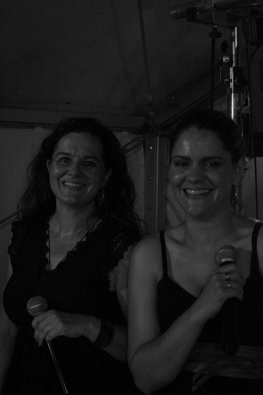 Les deux chanteuses de Watts Up en noir et blanc