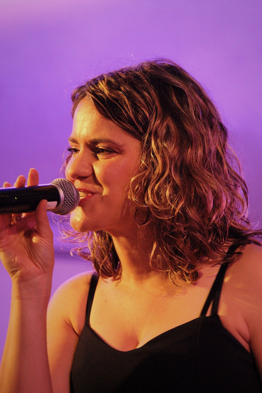 Une chanteuse de Watts Up au micro