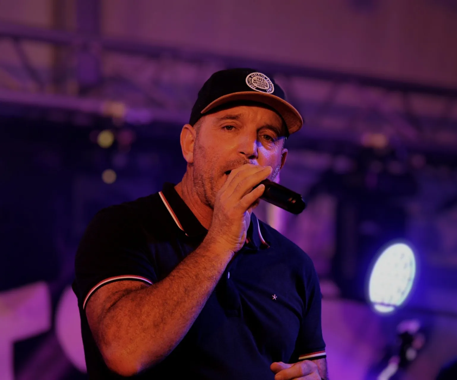 Un chanteur de Watts Up au micro