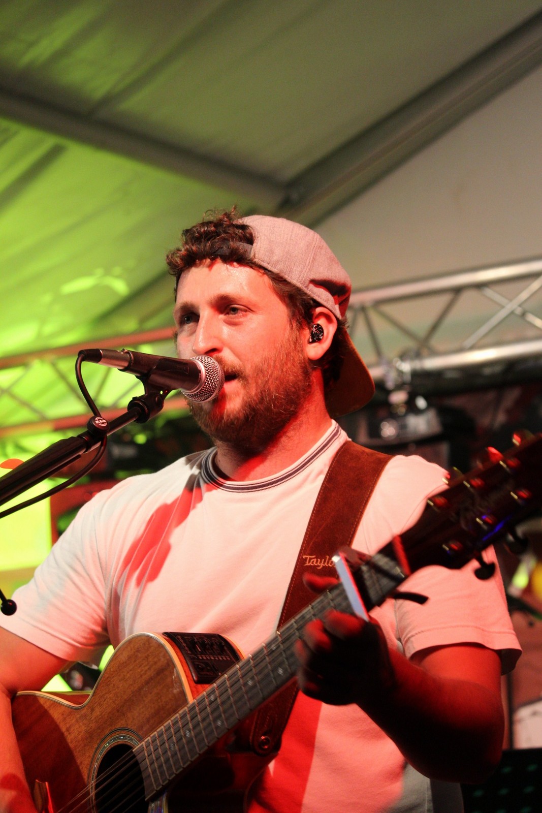 Le guitariste de Watts Up en plein concert