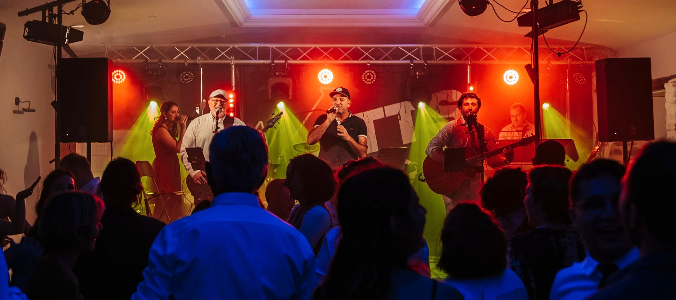 Watts Up en concert dans une salle, public devant la scène